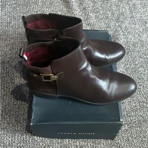 Tommy Hilfiger Men's Dark Brown Leather Chukka Boots with Buckle